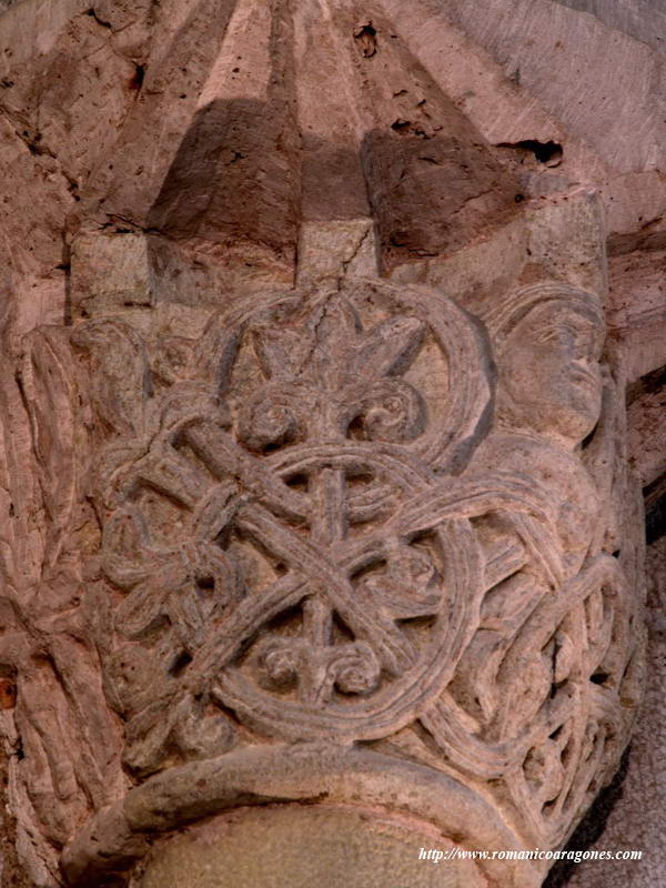 CAPITEL DEL CILINDRO ABSIDAL: ENTRELAZOS GEOMÉTRICOS